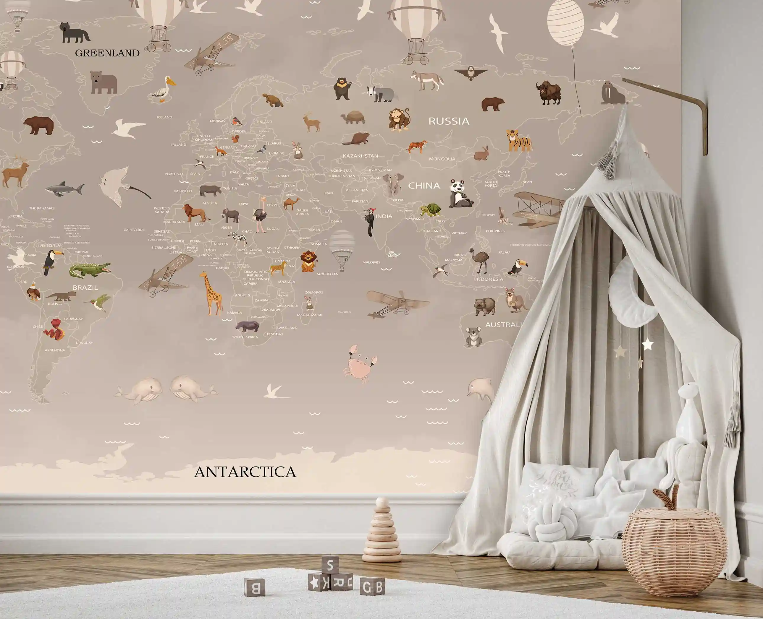 Weltkarte beige als Wandtapete mit Tierfiguren und Schriftzug Antarctica, davor ein Baldachin mit Kissen