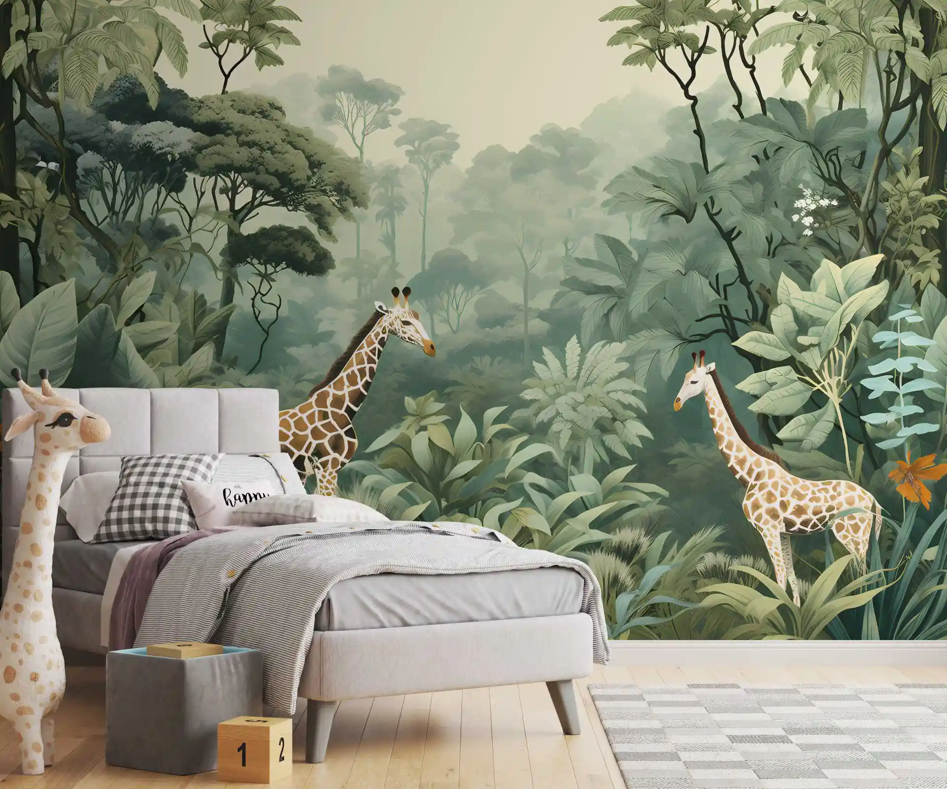 Tapete Dschungel mit Giraffen im Kinderzimmer, davor graues Polsterbett, Giraffenfigur und Holzwürfel