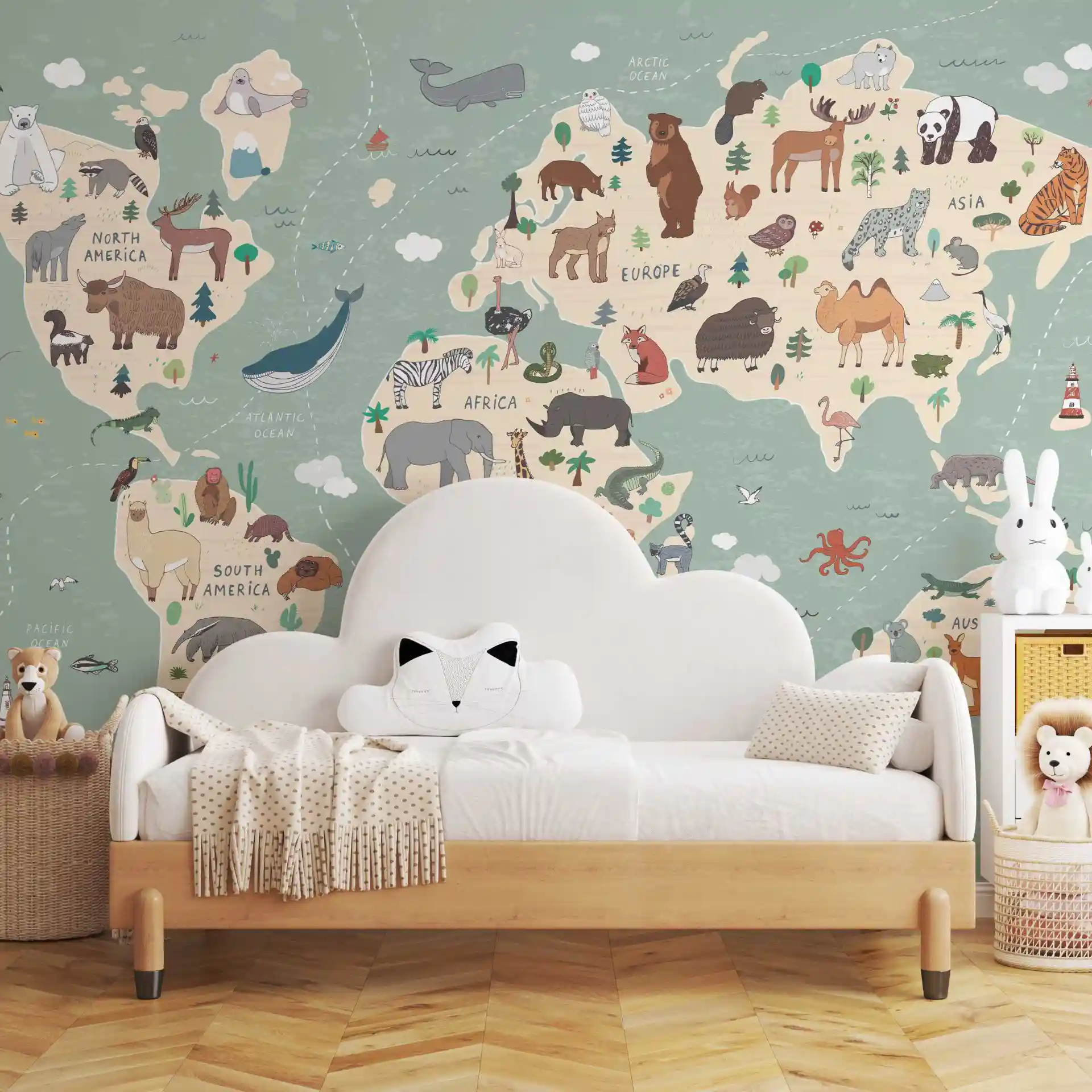 Tapete Weltkarte Tiere im Kinderzimmer mit weißem Wolkenbett, Kuschelhase und Teddybär