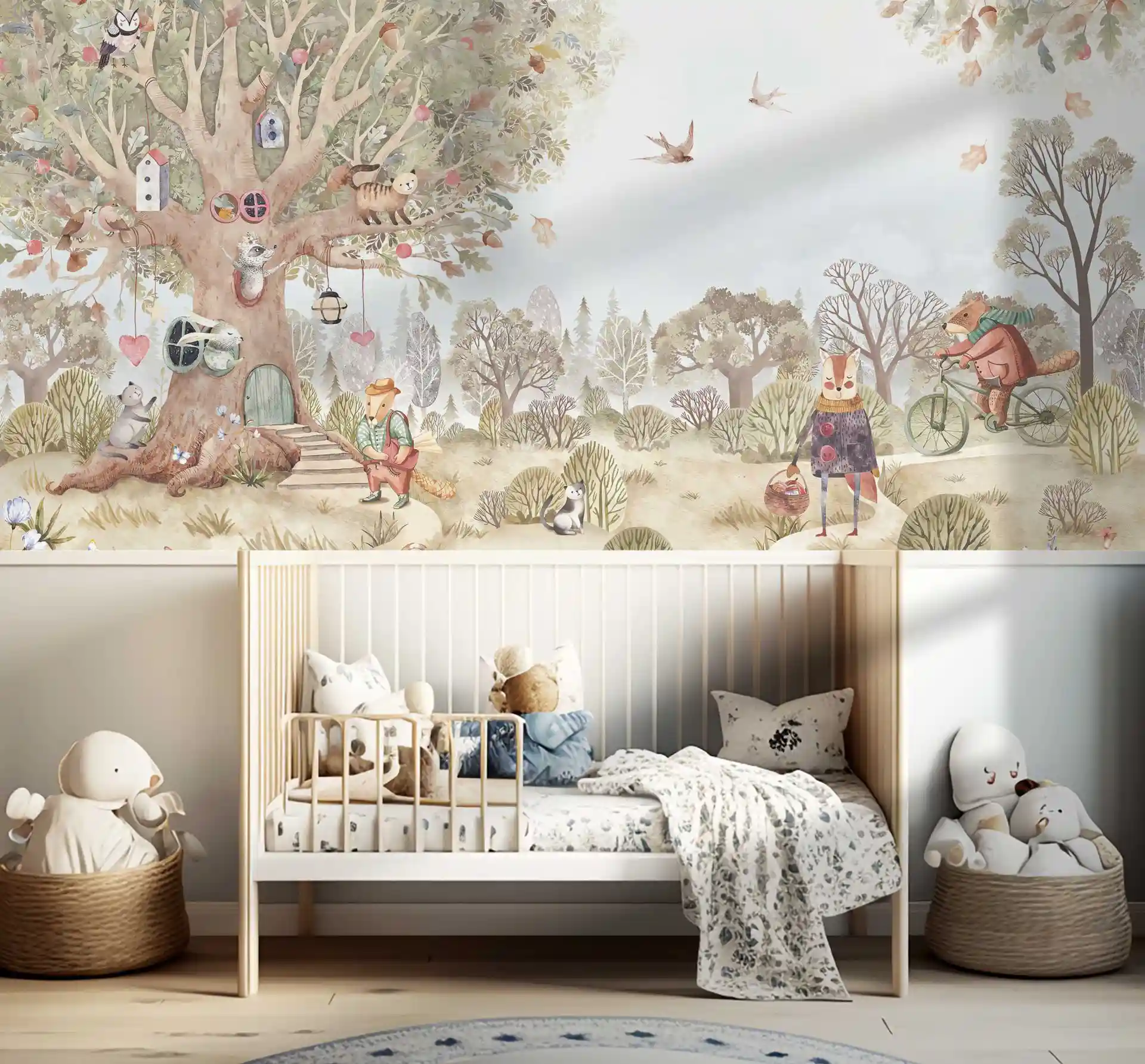 Tapete Waldabenteuer als Wandbild über weißer Wandverkleidung, darunter Babybett mit Kuscheltieren