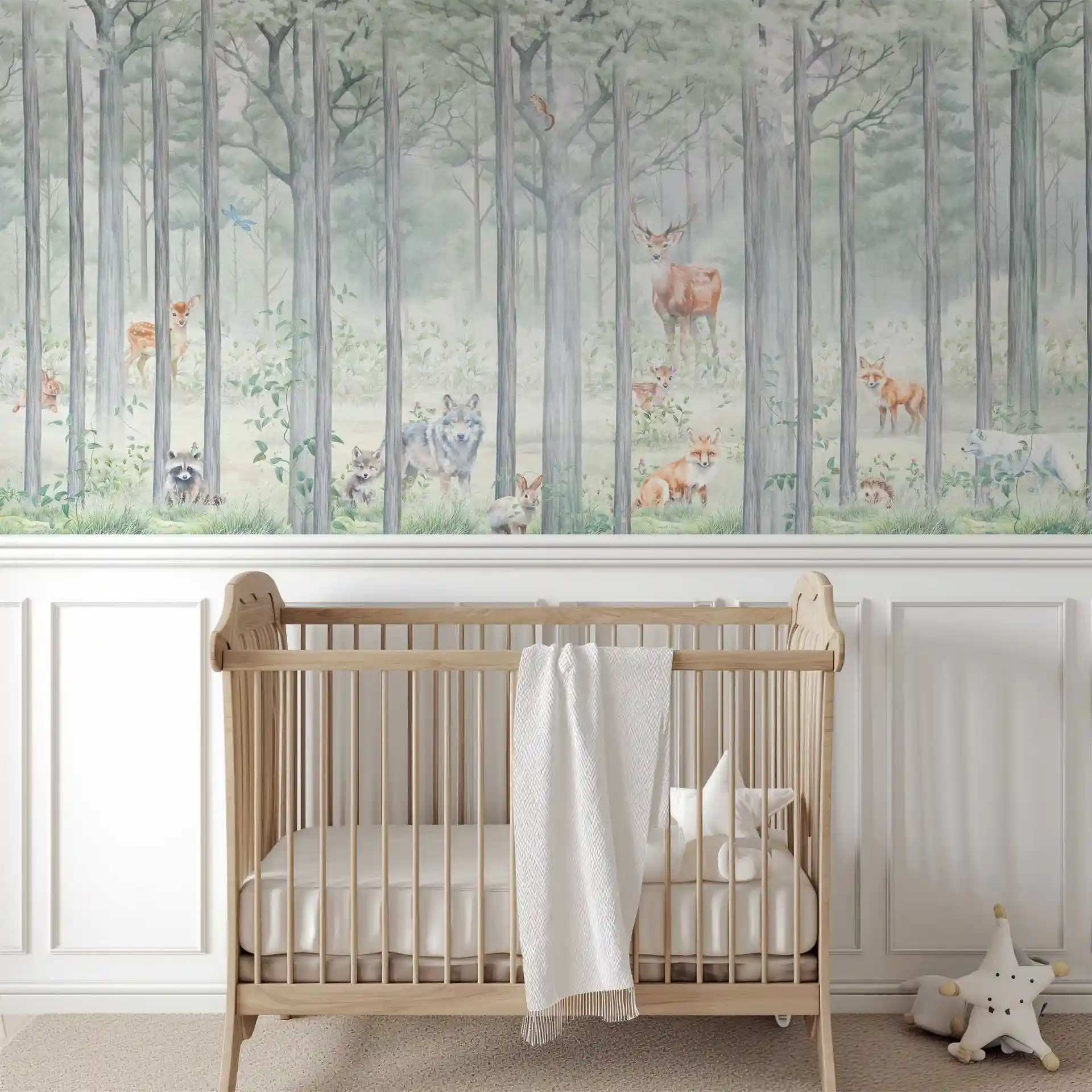 Tapete Waldabenteuer über weißer Wandvertäfelung mit Babybett aus Holz und Sternkissen
