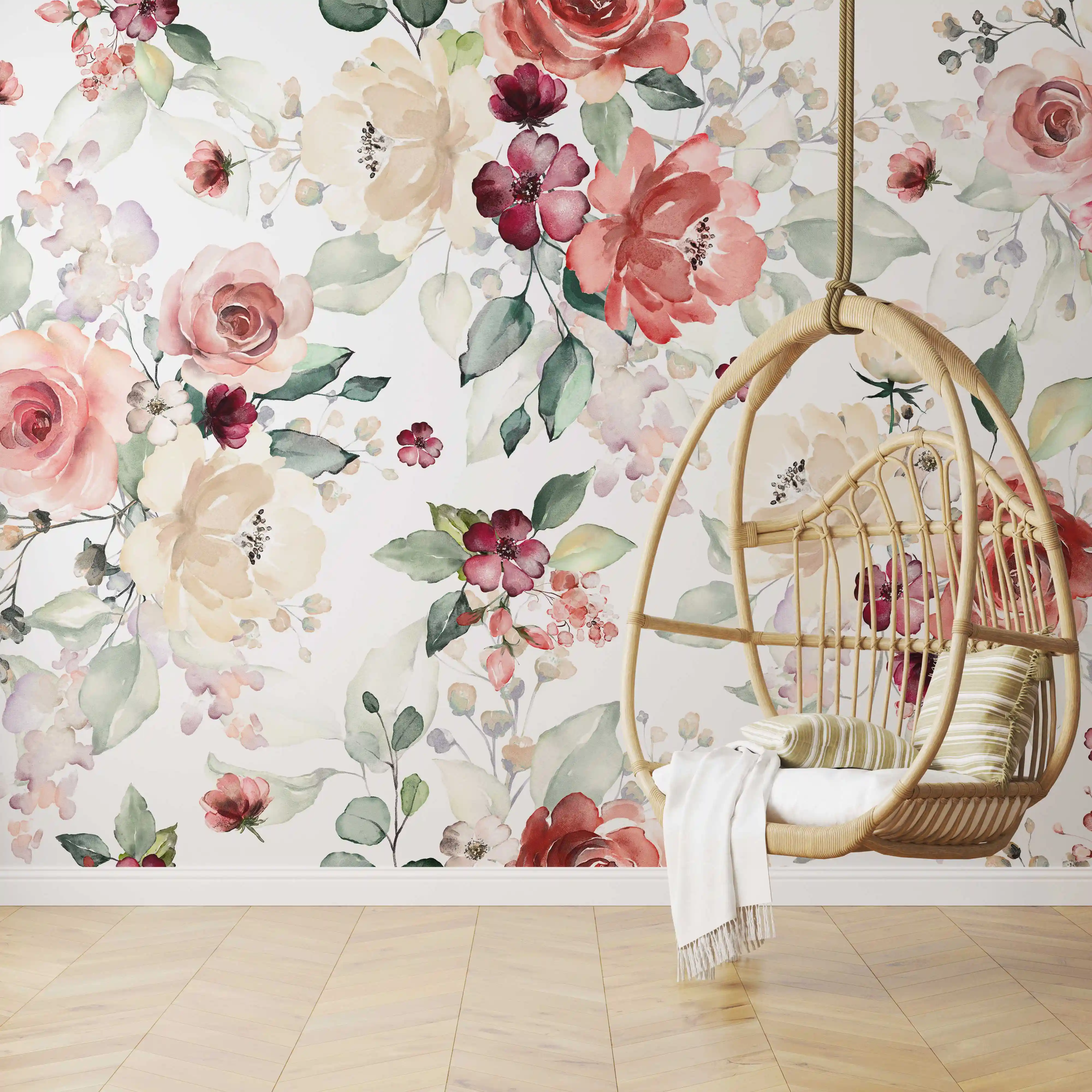 Tapete Blütenpracht mit großen Aquarellrosen hinter einem Hängesessel aus Rattan auf Parkettboden