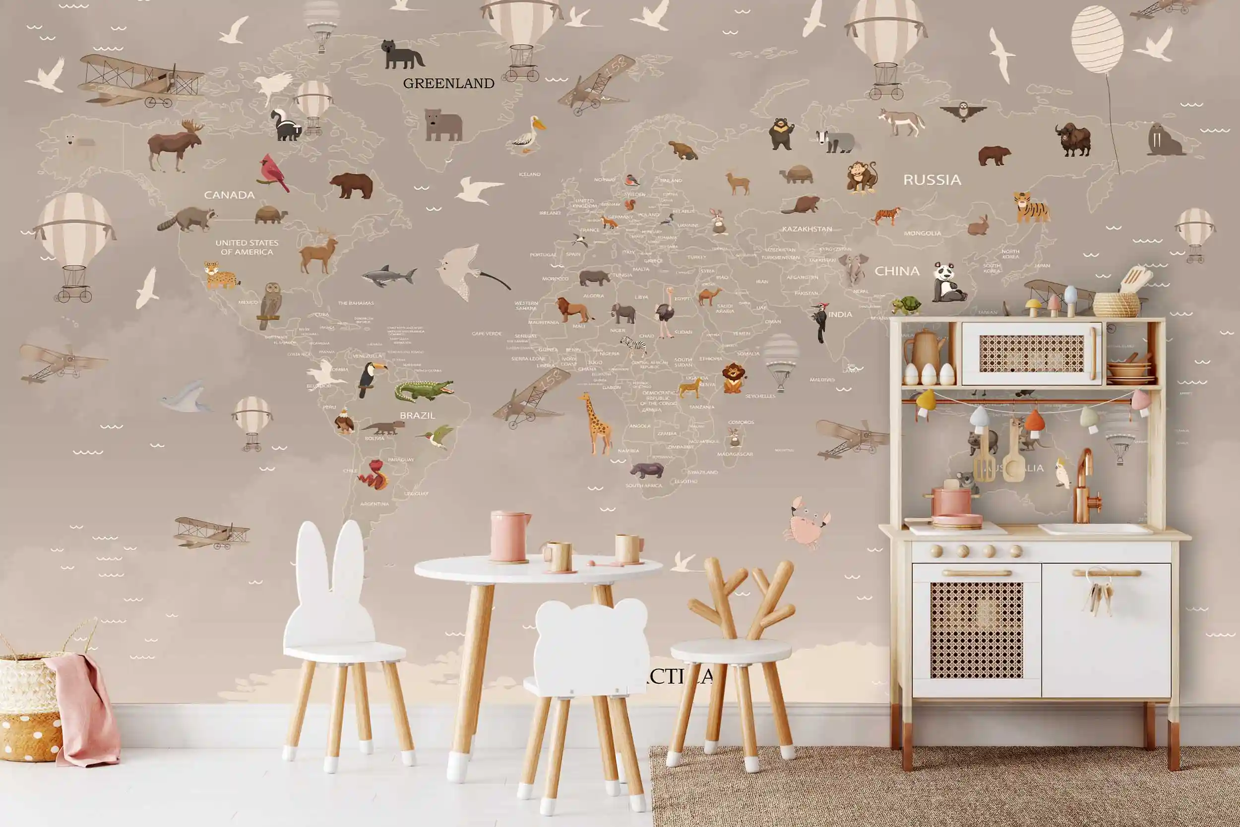 Tapete Weltkarte beige im Kinderzimmer mit Holzspielküche, weißem Kindertisch und Stühlen mit Hasenohren