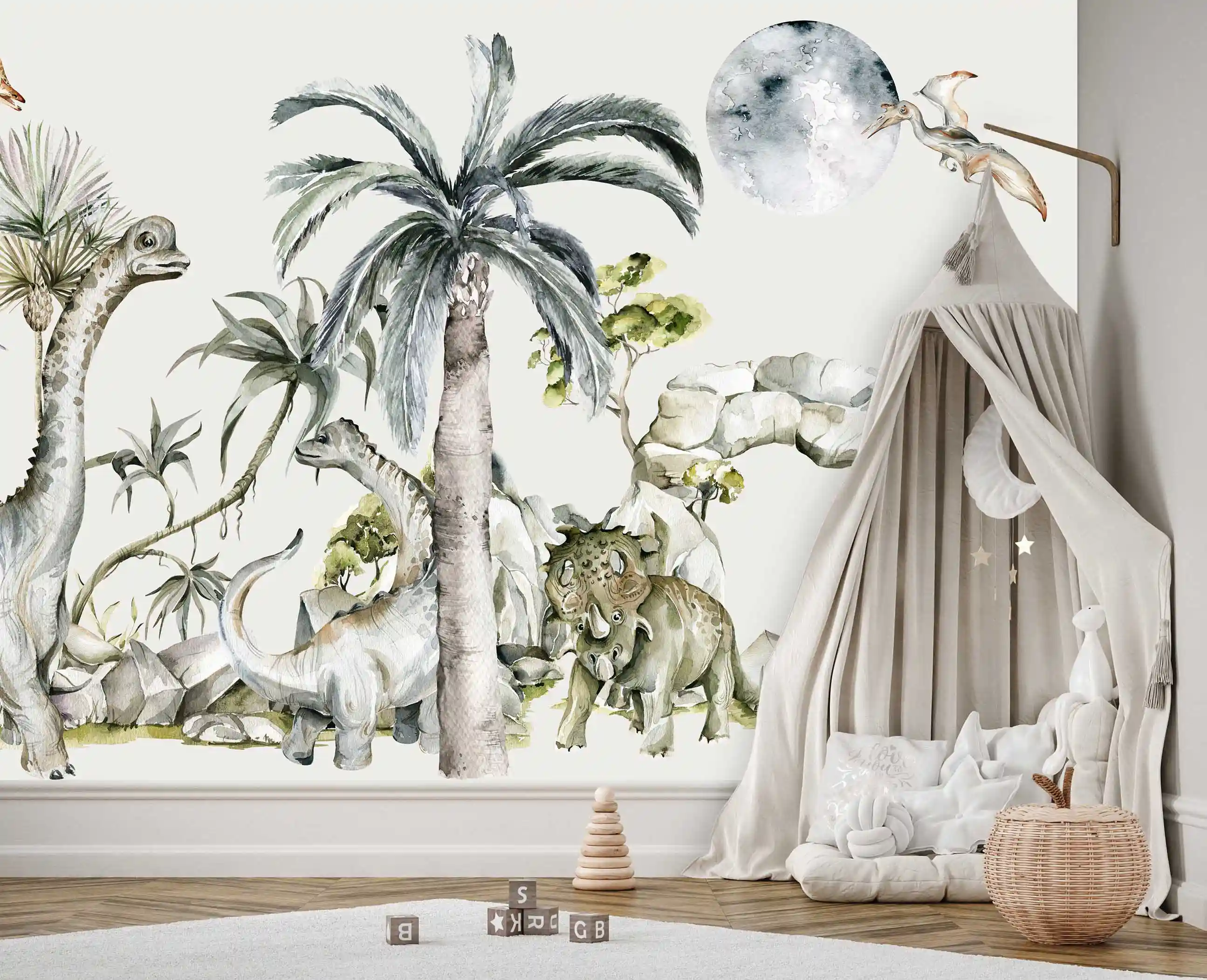 Dinosaurier Tapete mit Palme und Mond im Kinderzimmer mit Baldachin-Spielzelt, Bodenkissen und Holzstapelturm