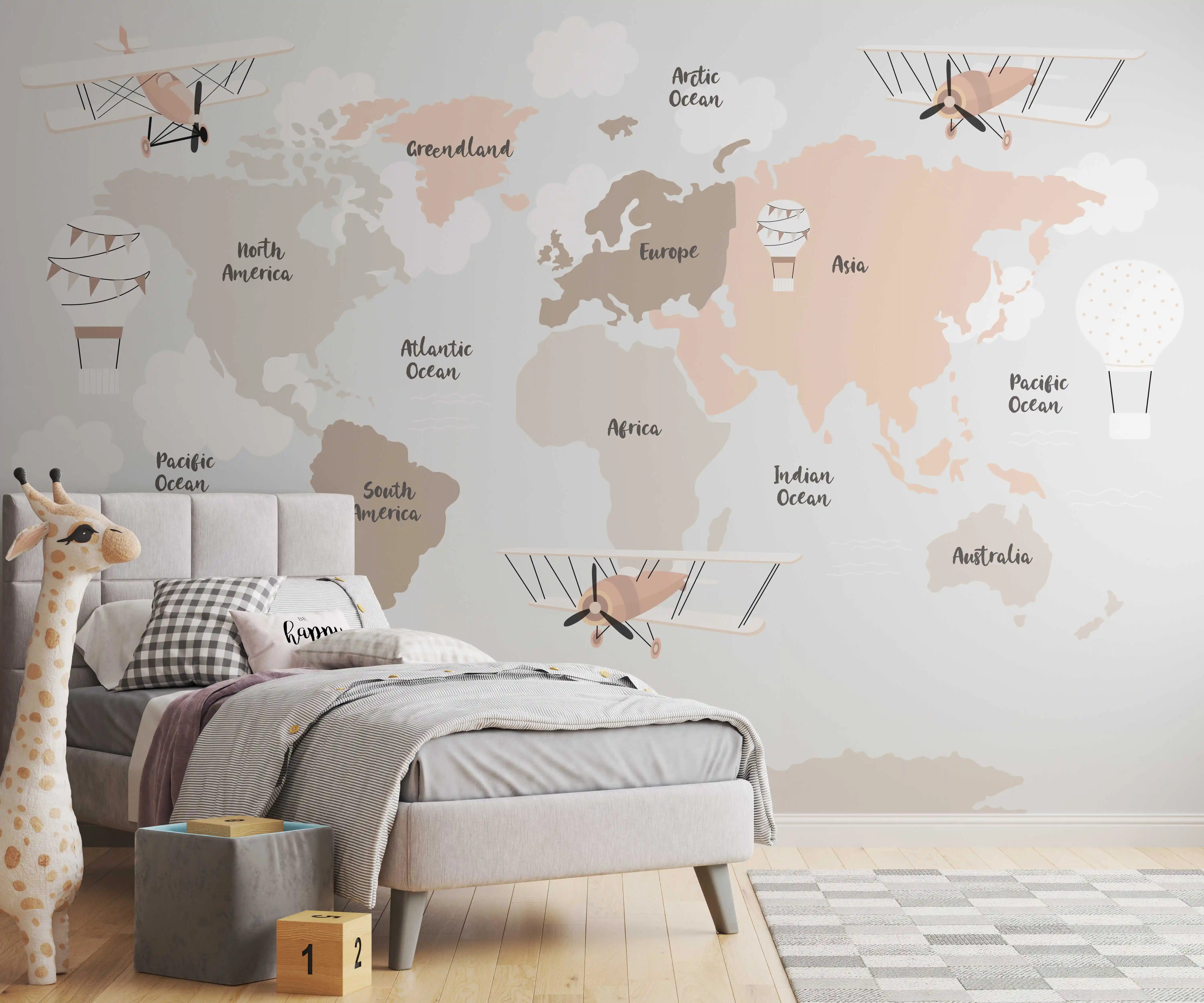 Weltkarte Tapete Beige mit Kontinenten und Ozeanen im Kinderzimmer mit grauem Polsterbett und Plüschgiraffe