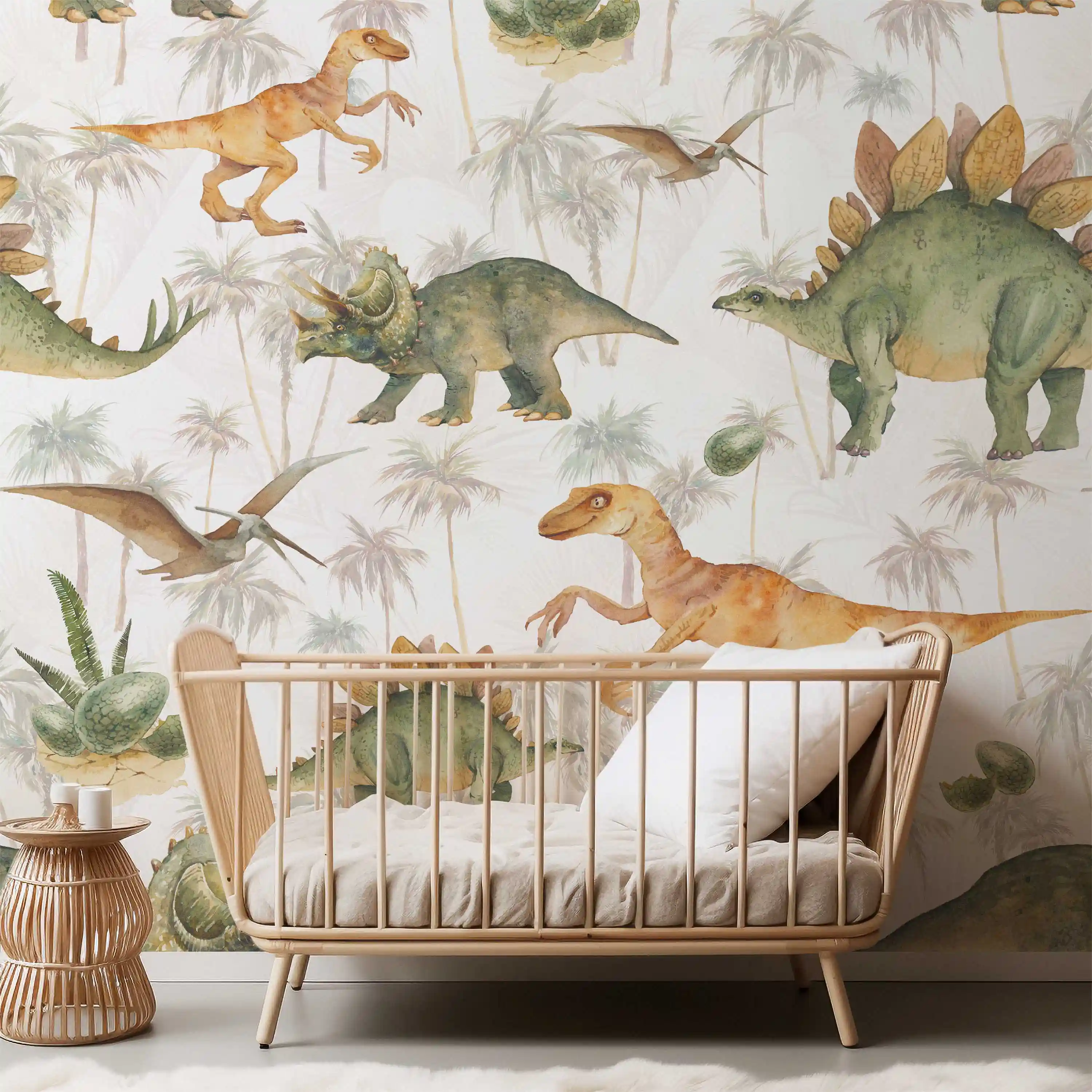 Dinosaurier Tapete mit Raptor, Triceratops und Stegosaurus hinter einem Babybett und Beistelltisch aus Rattan