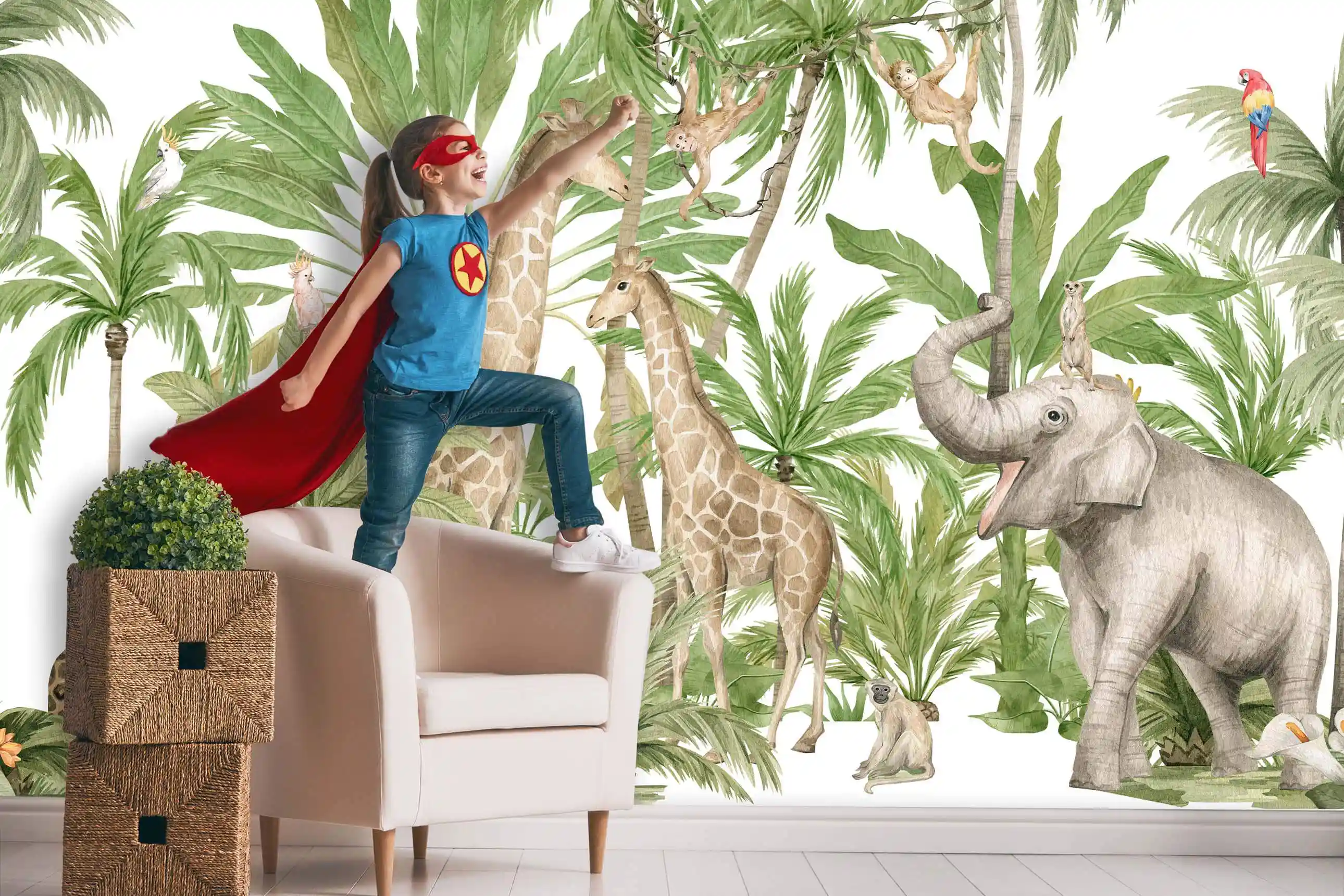 Safari Fototapete mit Elefant und Giraffe hinter einem Kind im Superheldenkostüm auf einem Sessel