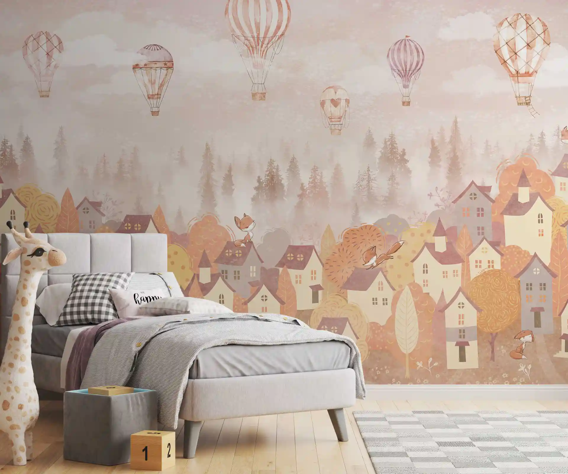 Tapete Stadtlandschaft in Rosé im Kinderzimmer mit grauem Polsterbett, Giraffenfigur und Holzwürfeln