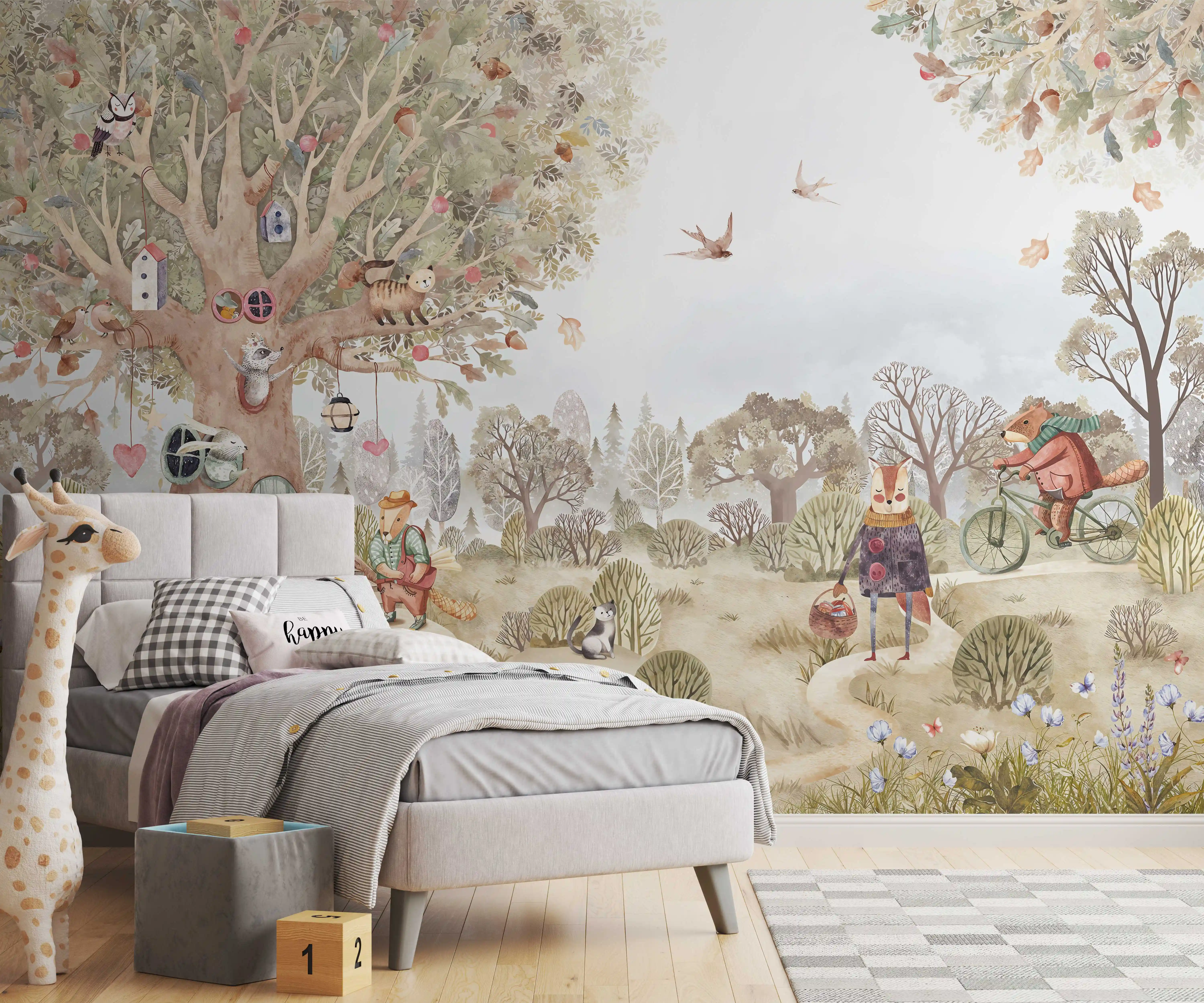 Tapete Waldabenteuer im Kinderzimmer mit grauem Polsterbett, Giraffenfigur und kariertem Teppich
