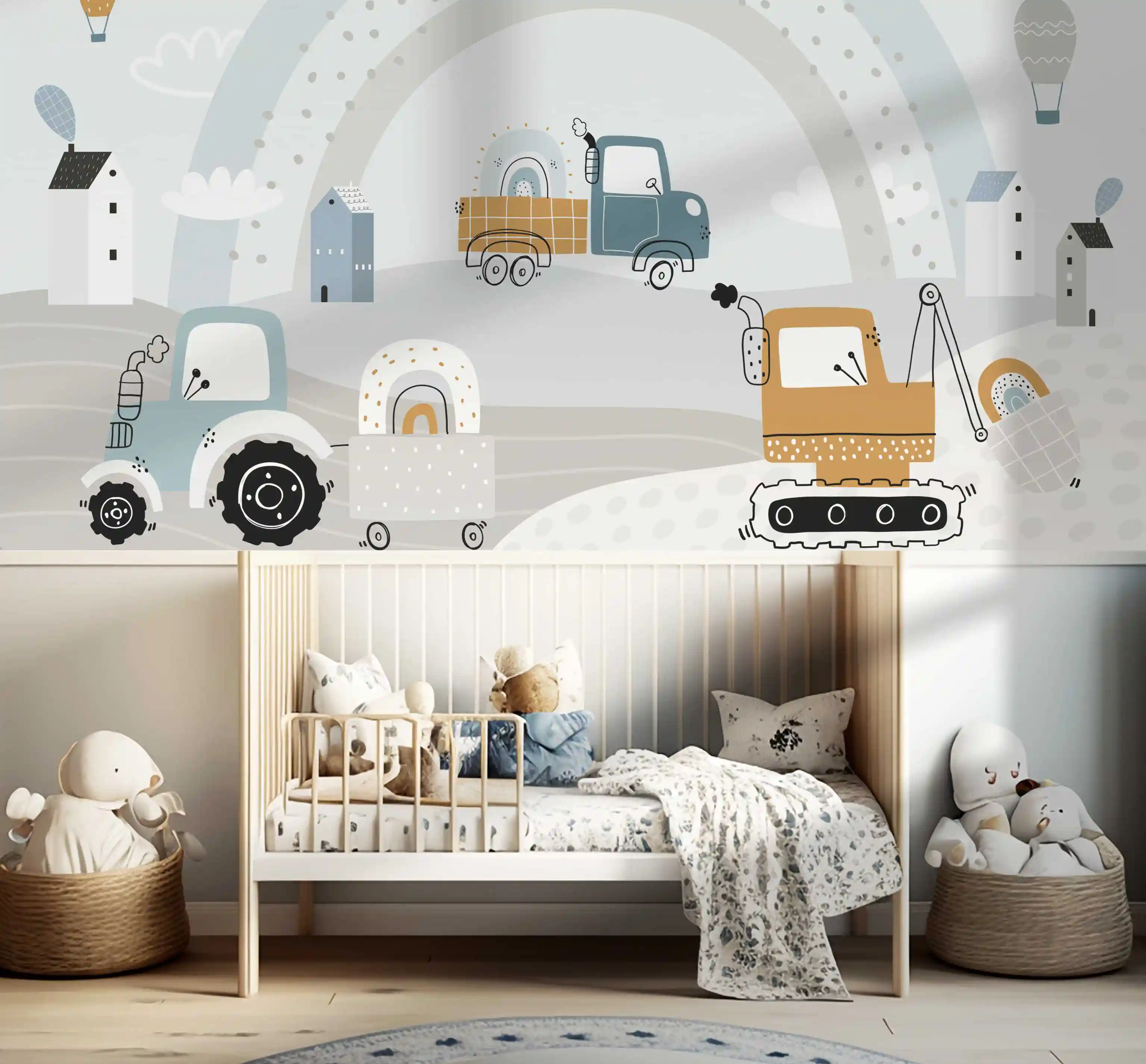 Tapete Baustelle Blau mit Traktor und Kran über einem Babybett aus Holz mit Kuscheltieren und Körben