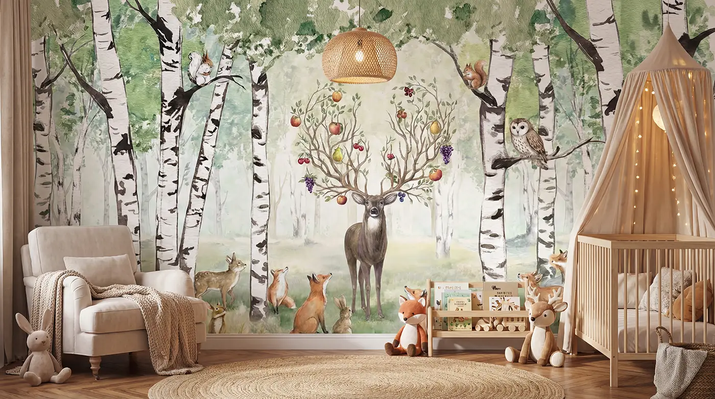 Fototapete Magischer Wald im Babyzimmer mit Sessel, Babybett unter Betthimmel und Plüschfuchs