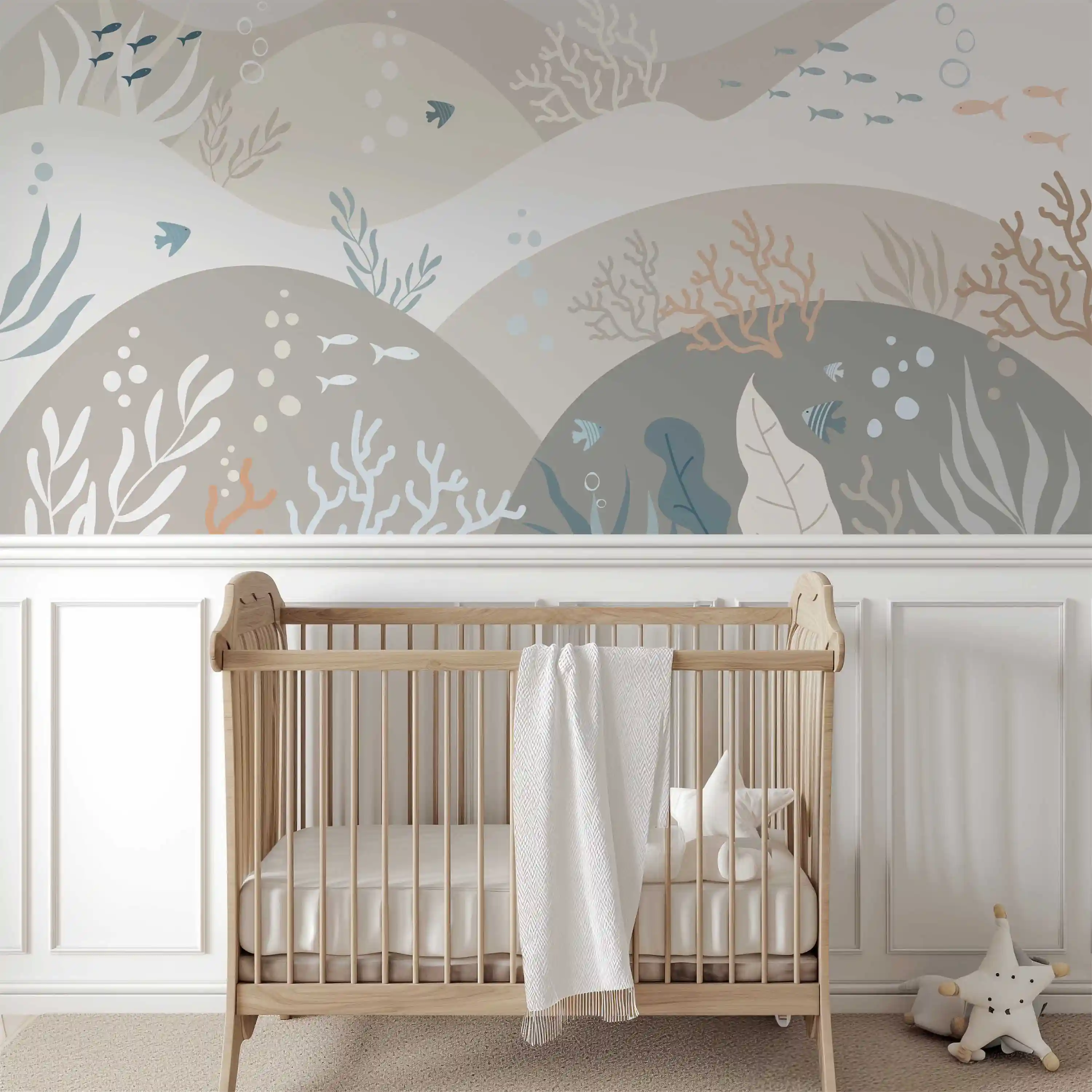 Unterwasserwelt Fototapete über weißer Wandvertäfelung mit Babybett aus Holz