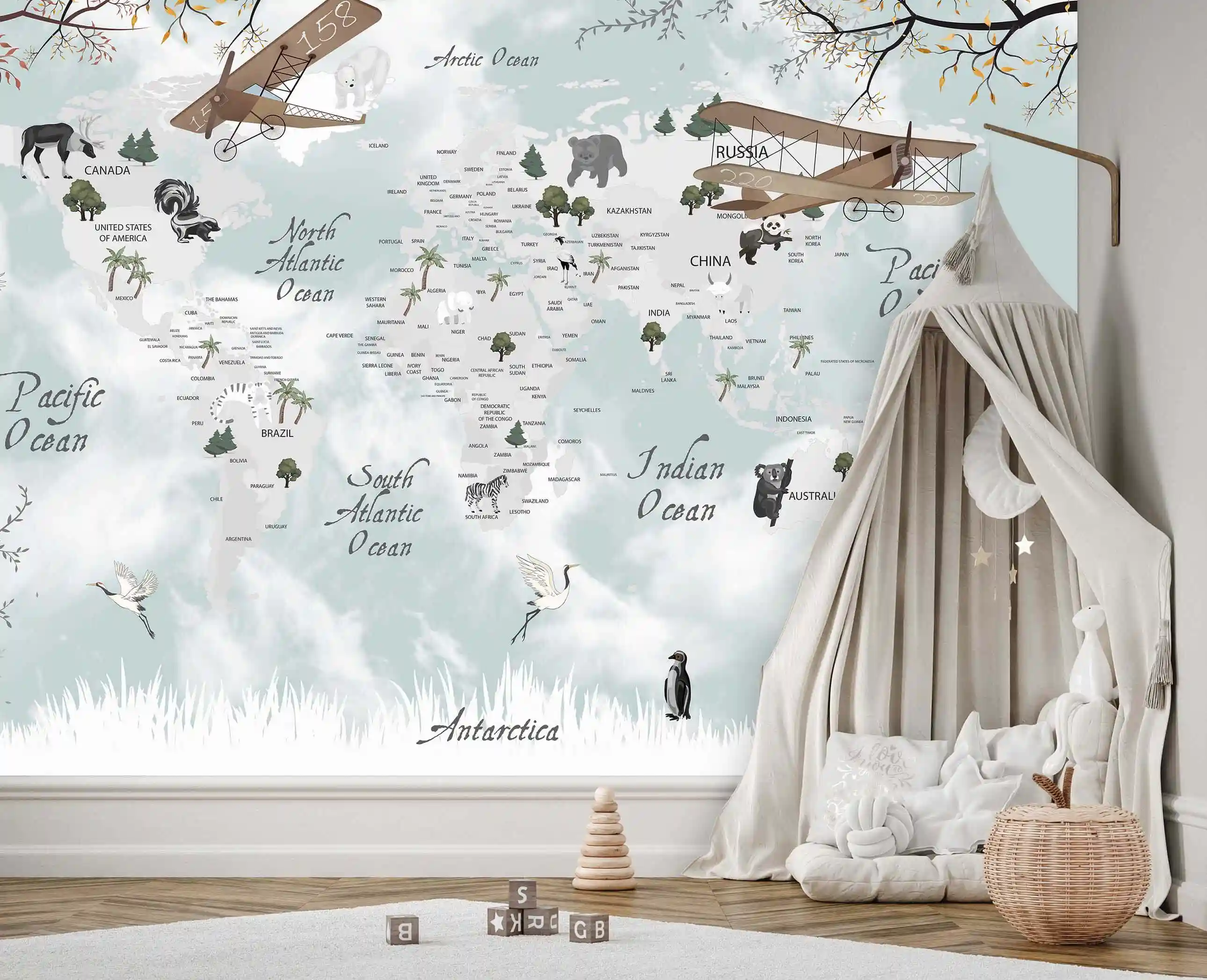 Weltkarte Tapete mit Propellerflugzeugen und Wolken im Kinderzimmer mit Baldachin-Spielzelt