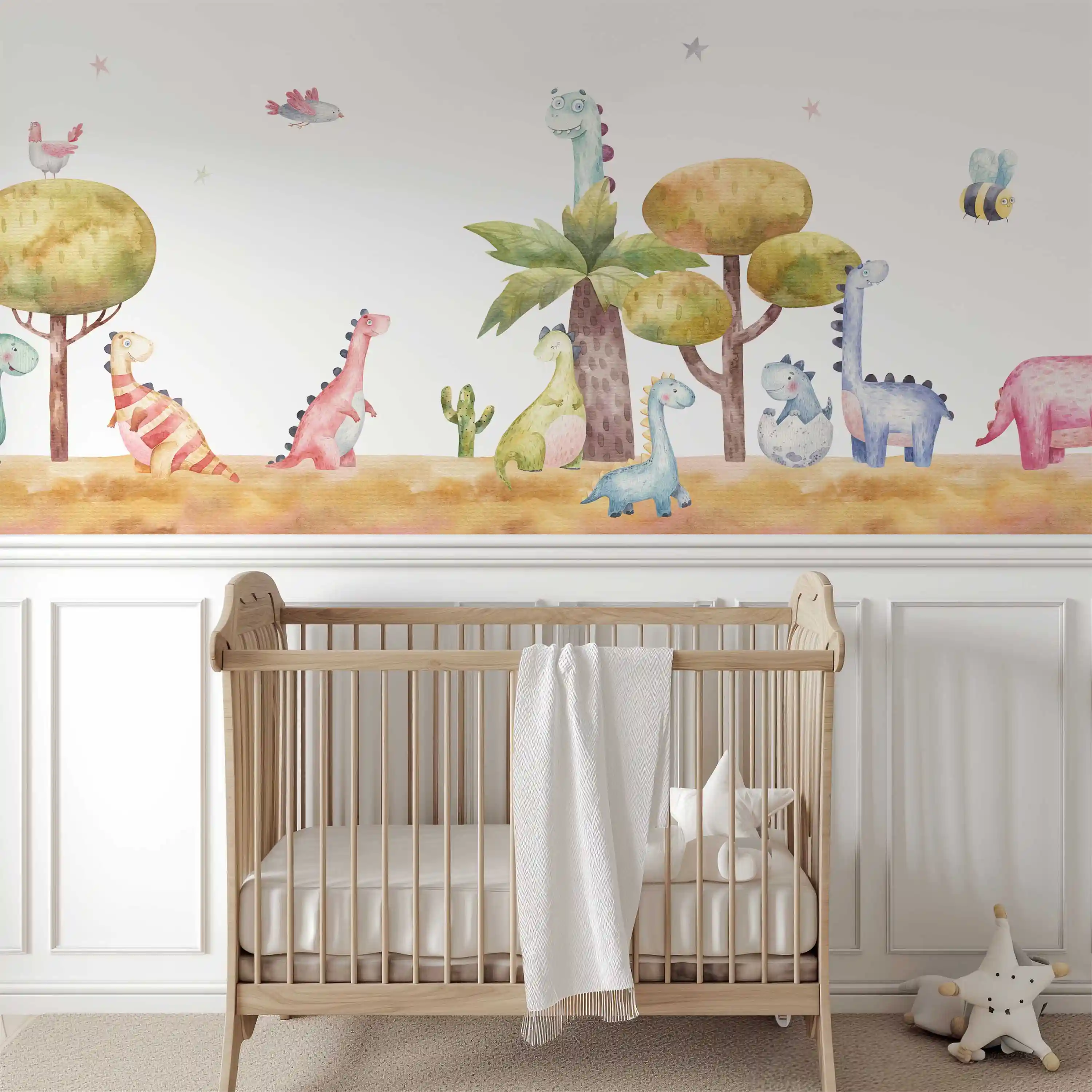 Dinosaurierwelt Fototapete mit Aquarell-Dinosauriern über weißer Vertäfelung und Babybett aus Holz