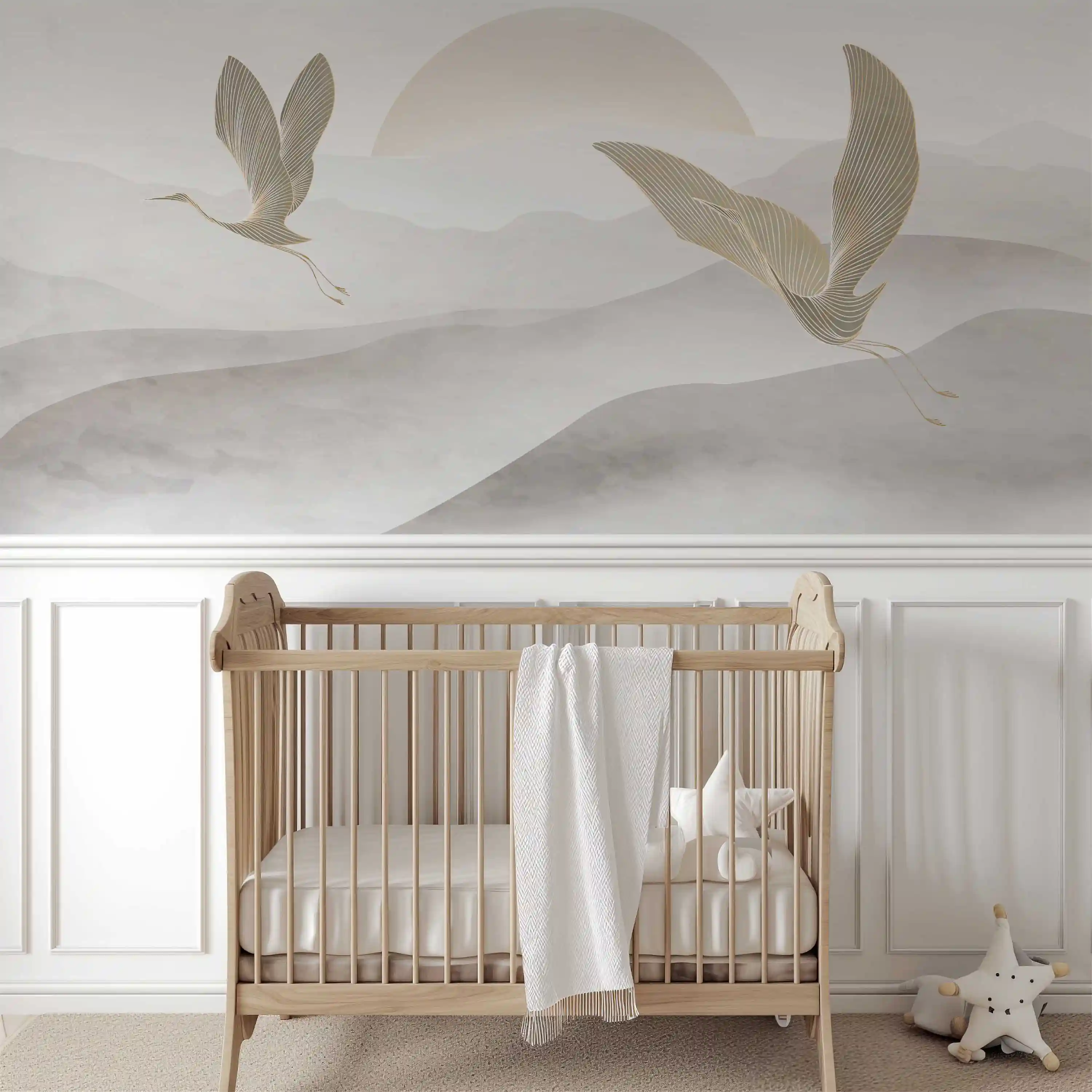 Fliegende Störche Fototapete mit Hügeln und Sonne an weiß vertäfelter Wand hinter einem Babybett aus Holz