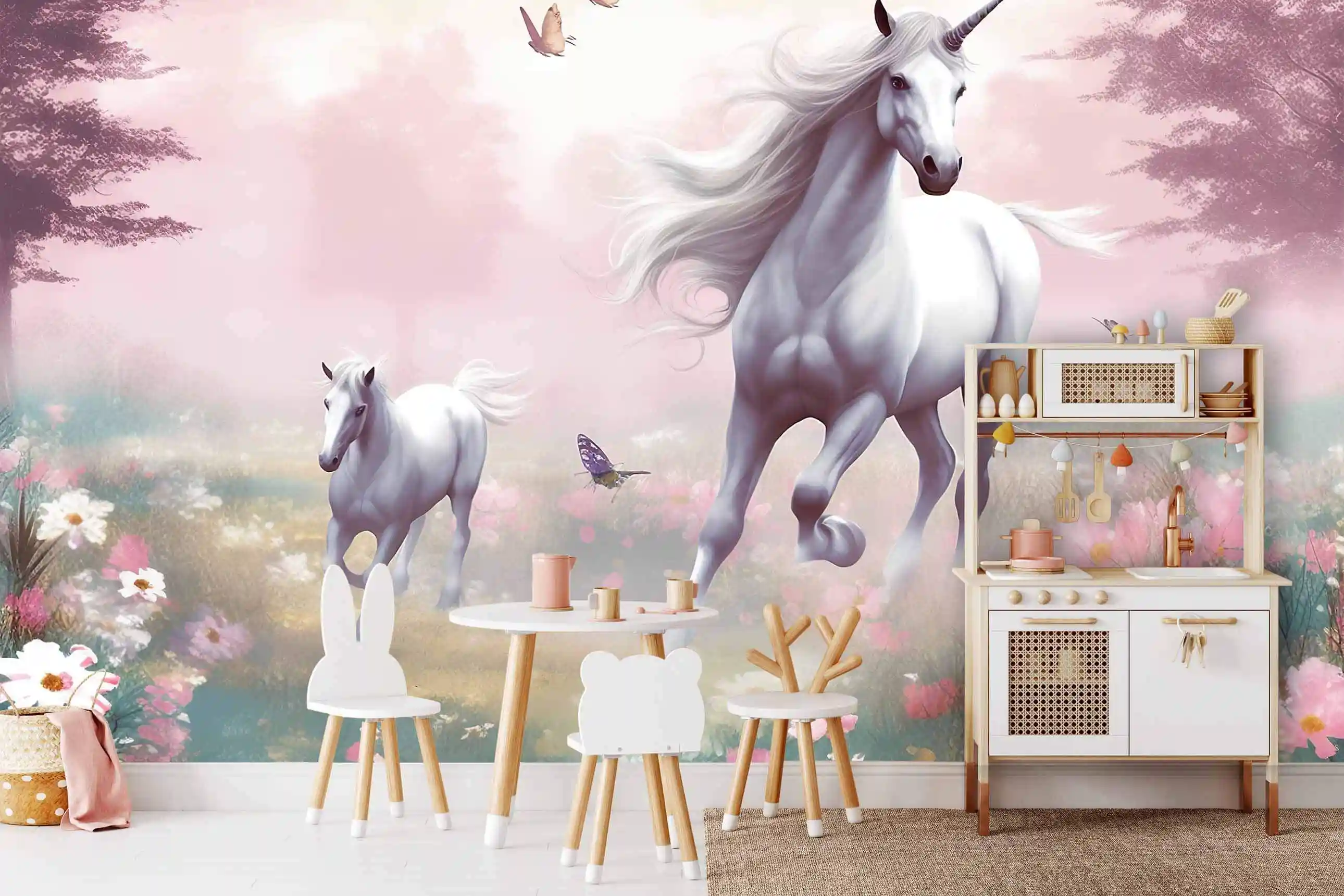 Einhorn Tapete mit Blumenwiese und Schmetterlingen im Spielzimmer mit Holzspielküche und Hasenstühlen