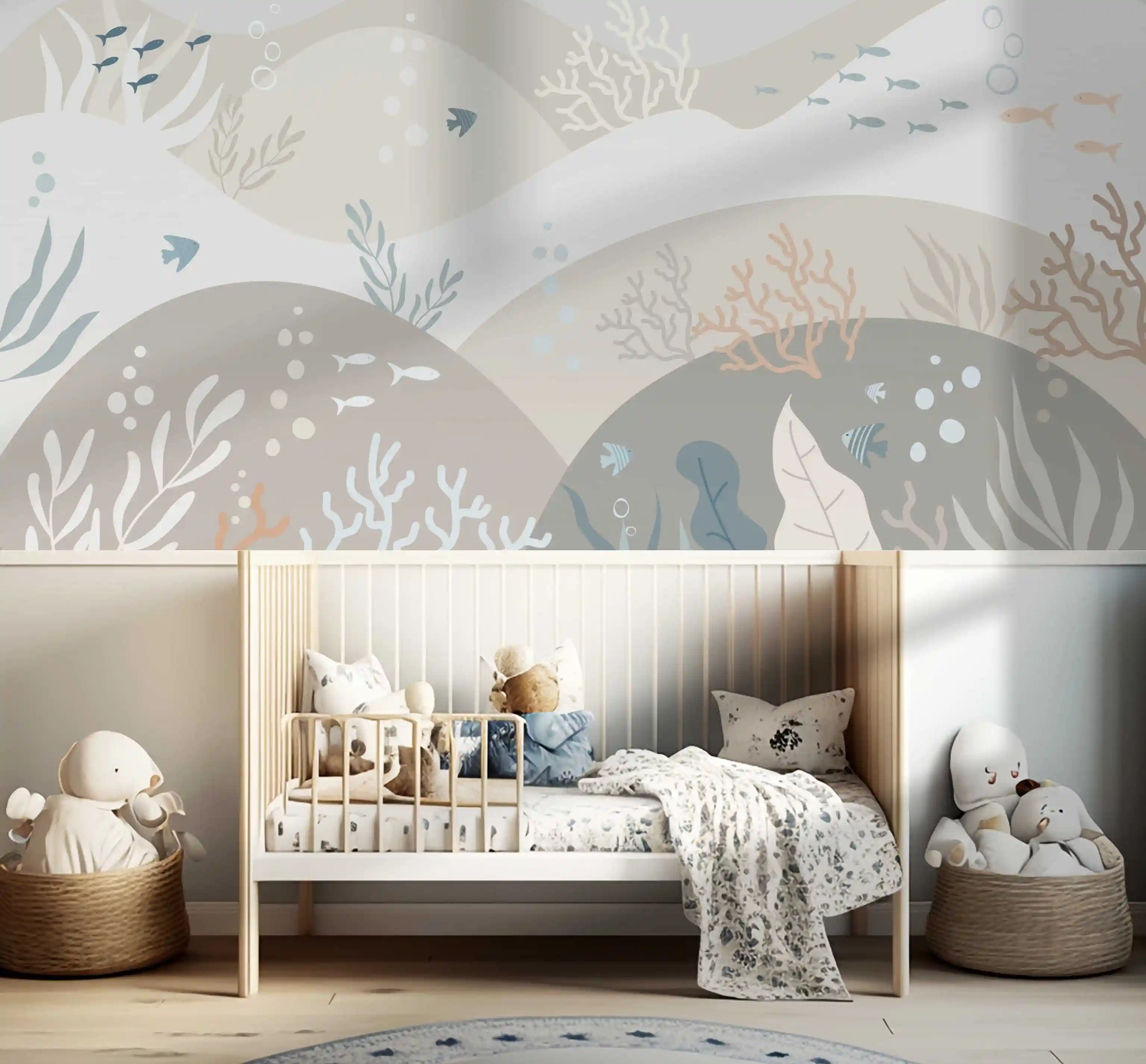 Unterwasserwelt Tapete im Babyzimmer mit weißem Gitterbett und Kuscheltieren in Körben