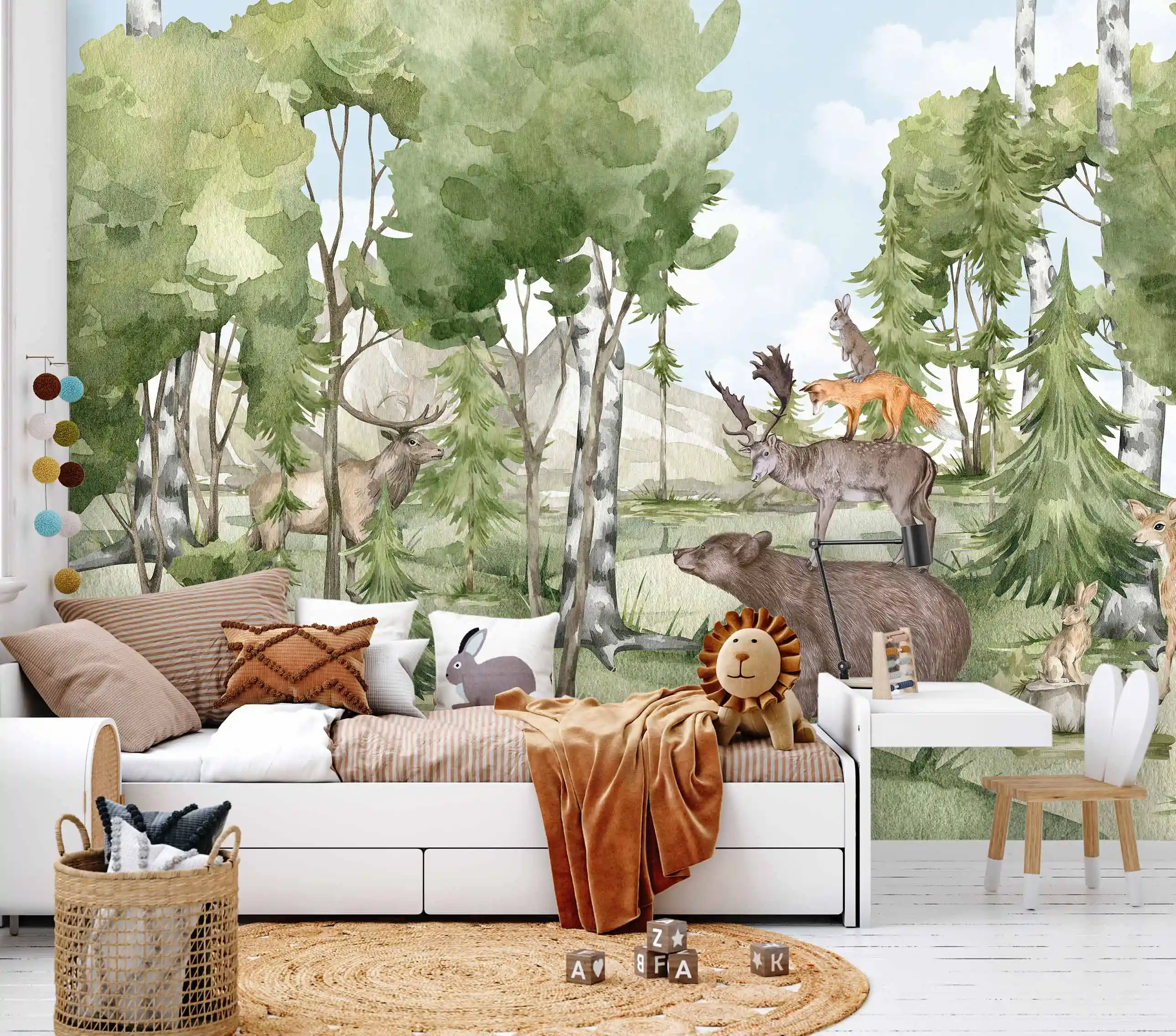 Wald Tiere Tapete im Kinderzimmer hinter einem weißen Tagesbett mit Kissen, Löwen-Kuscheltier und Juteteppich