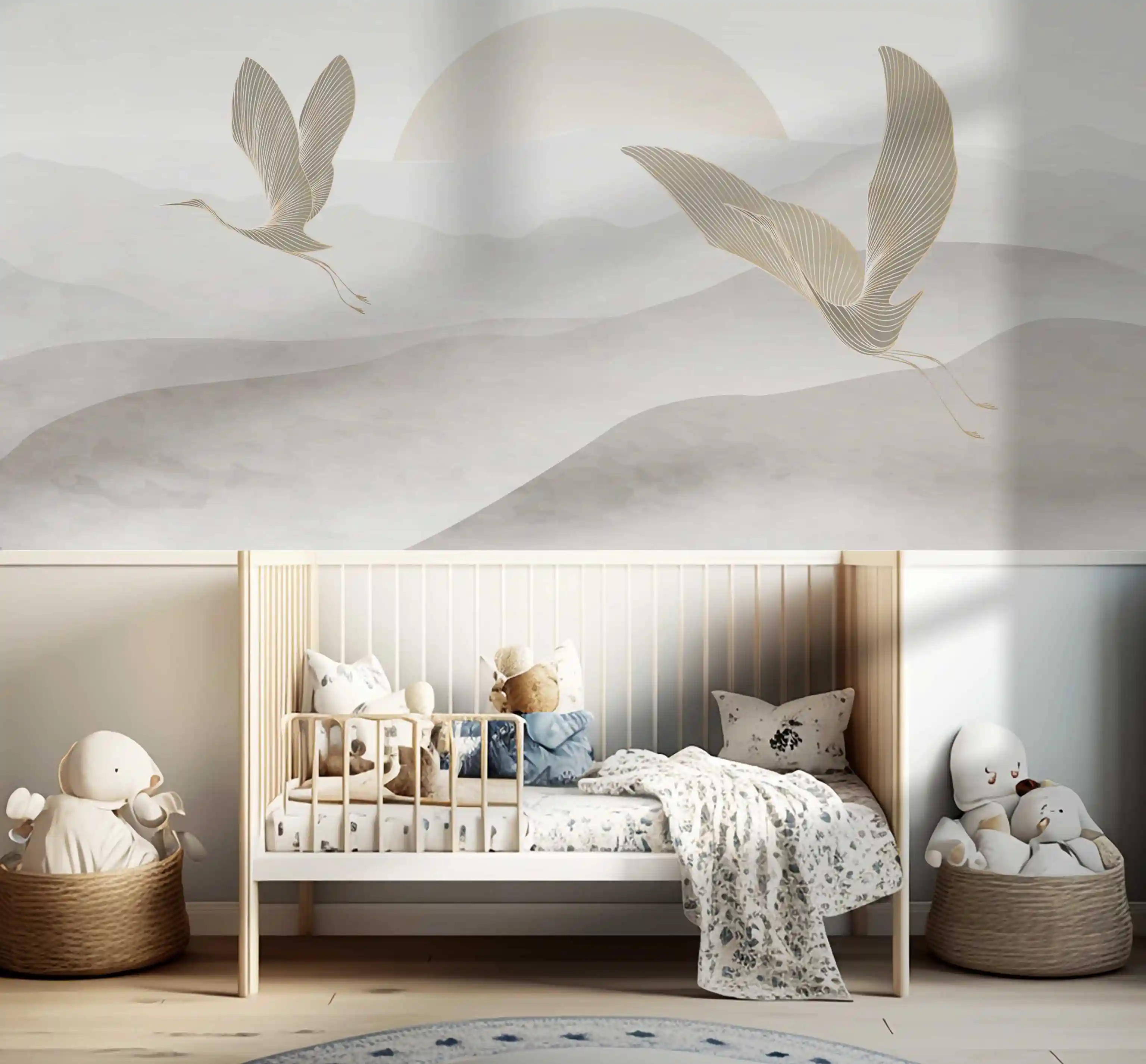 Fliegende Störche Fototapete über einem Babybett aus Holz mit Kuscheltieren, daneben Plüschtiere in Körben