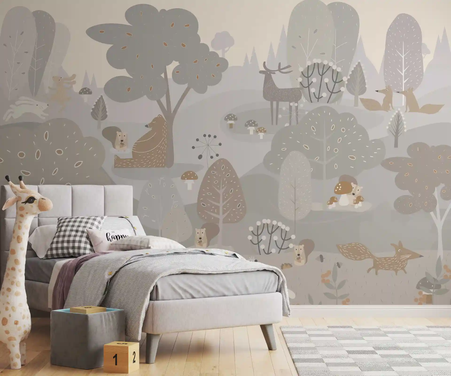 Tapete Waldtiere im Kinderzimmer mit grauem Polsterbett, Giraffenfigur, Holzwürfeln und kariertem Teppich