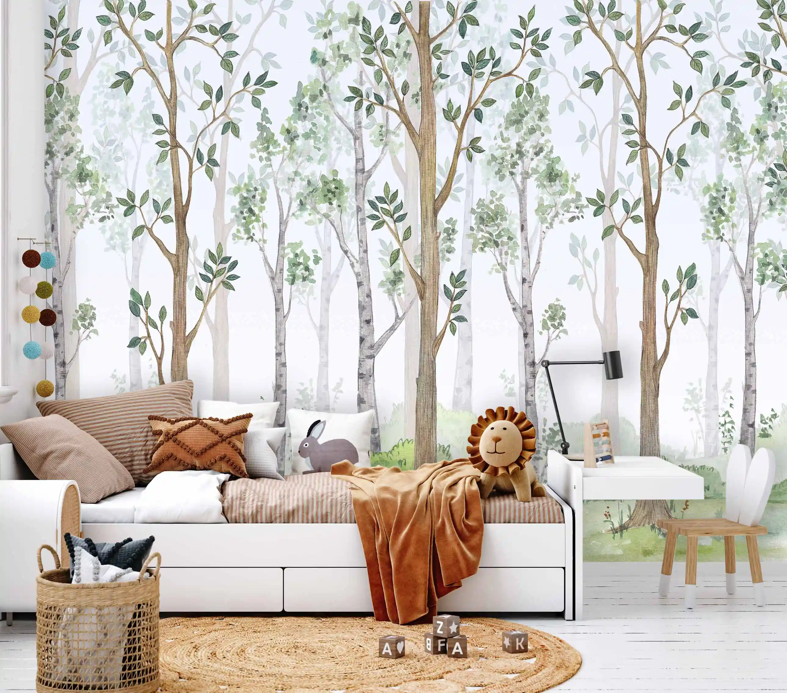 Wald Fototapete in Aquarelloptik hinter einem weißen Tagesbett mit Kissen, Plüschlöwe und kleinem Schreibtisch