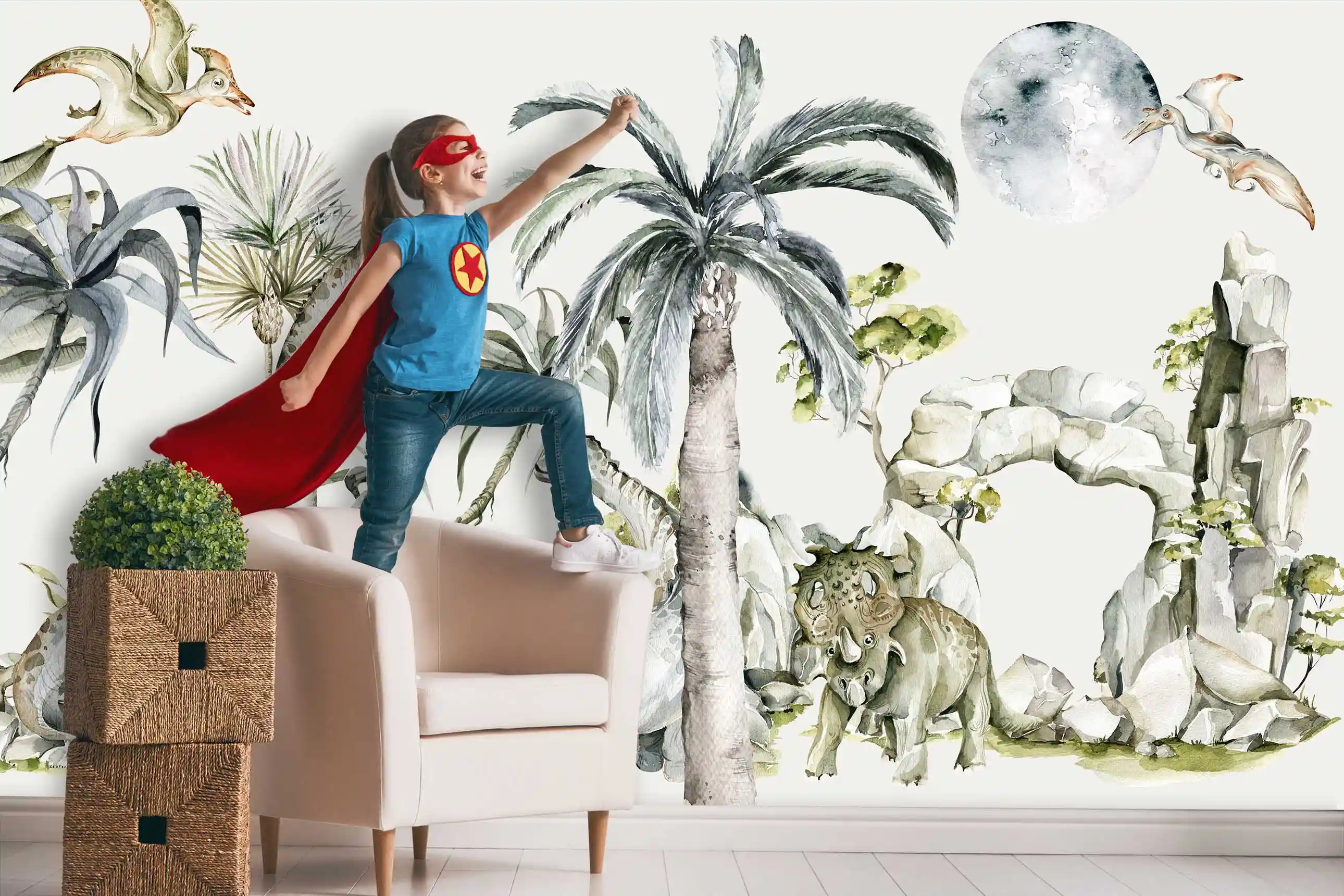 Dinosaurier Tapete mit Palme, Triceratops und Mond hinter einem Kind im Superheldenkostüm auf einem Sessel