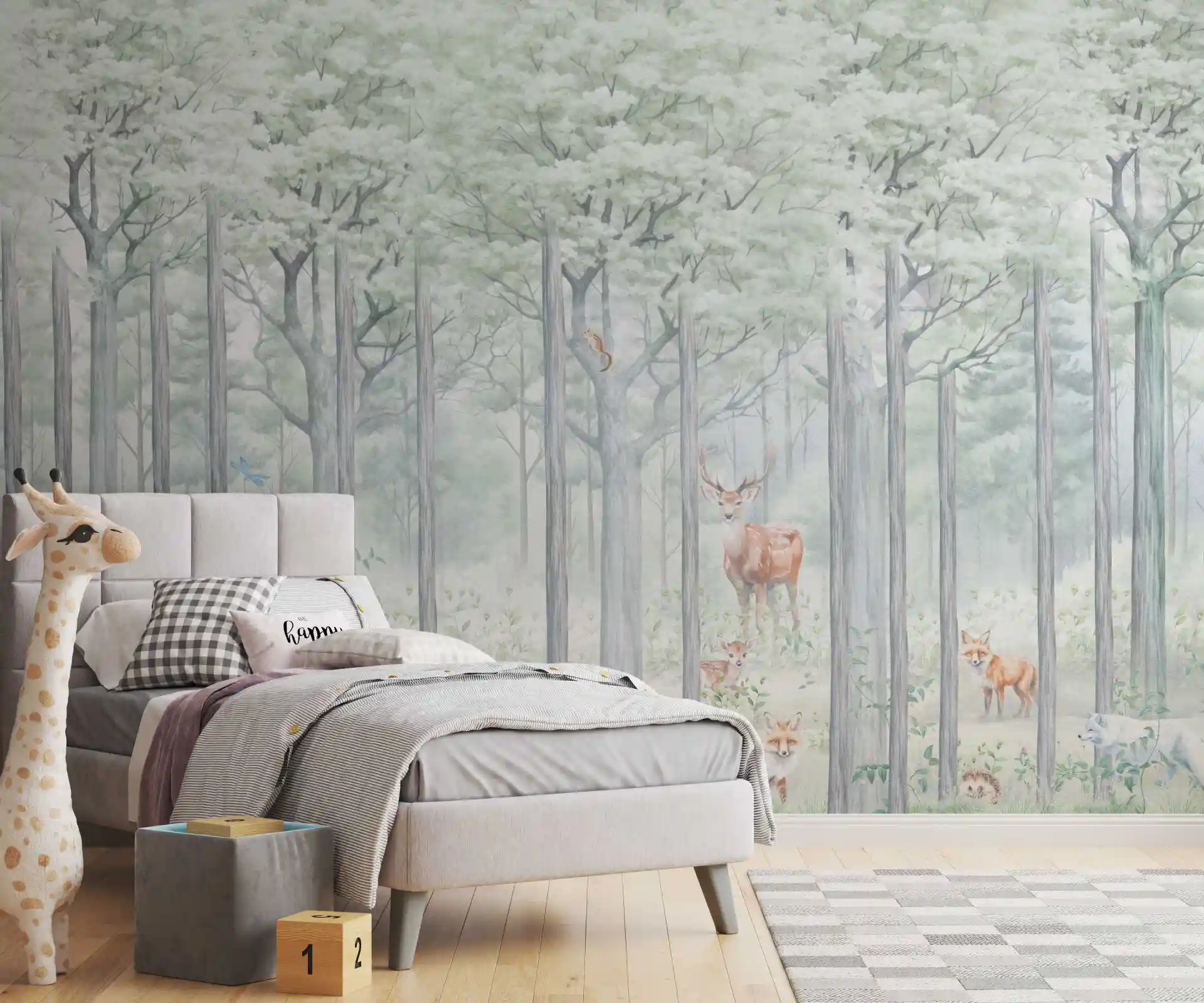 Tapete Waldabenteuer mit Reh und Fuchs im Nebelwald hinter einem grauen Polsterbett mit Plüschgiraffe