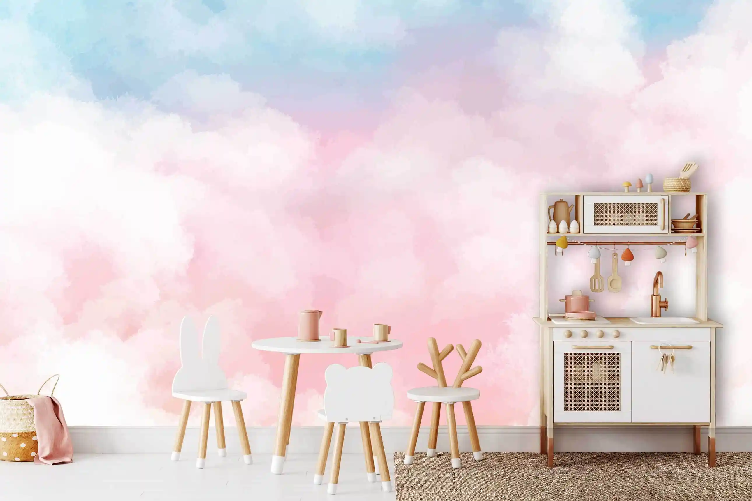 Pastell Wolken Tapete in Rosa und Hellblau im Kinderzimmer mit weißer Holzspielküche, Tisch und Hasenstühlen