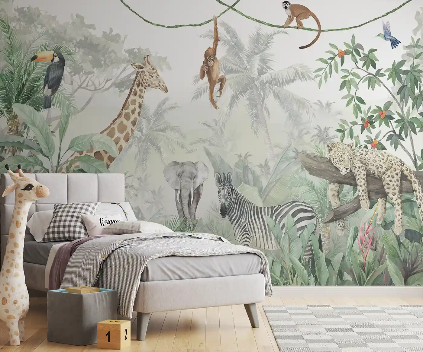 Fototapete Dschungel Freunde hinter einem grauen Polsterbett, davor eine Plüschgiraffe und ein Holzwürfel