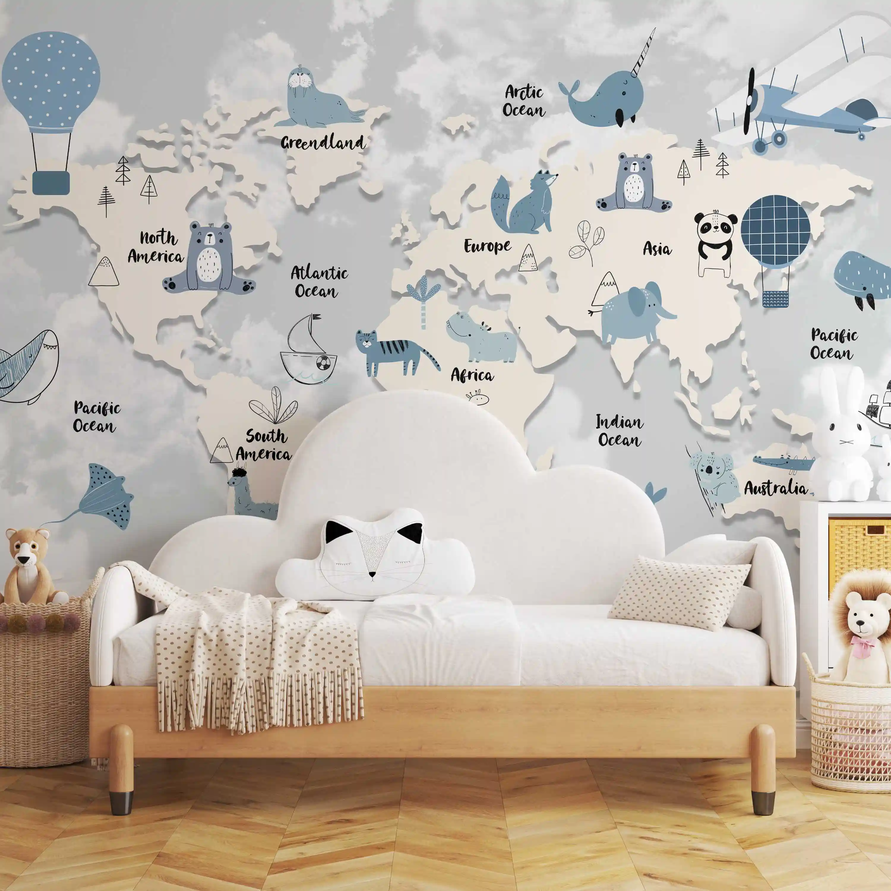 Tapete Weltkarte Blau im Kinderzimmer mit weißem Wolkenbett aus Holz und Plüschhase
