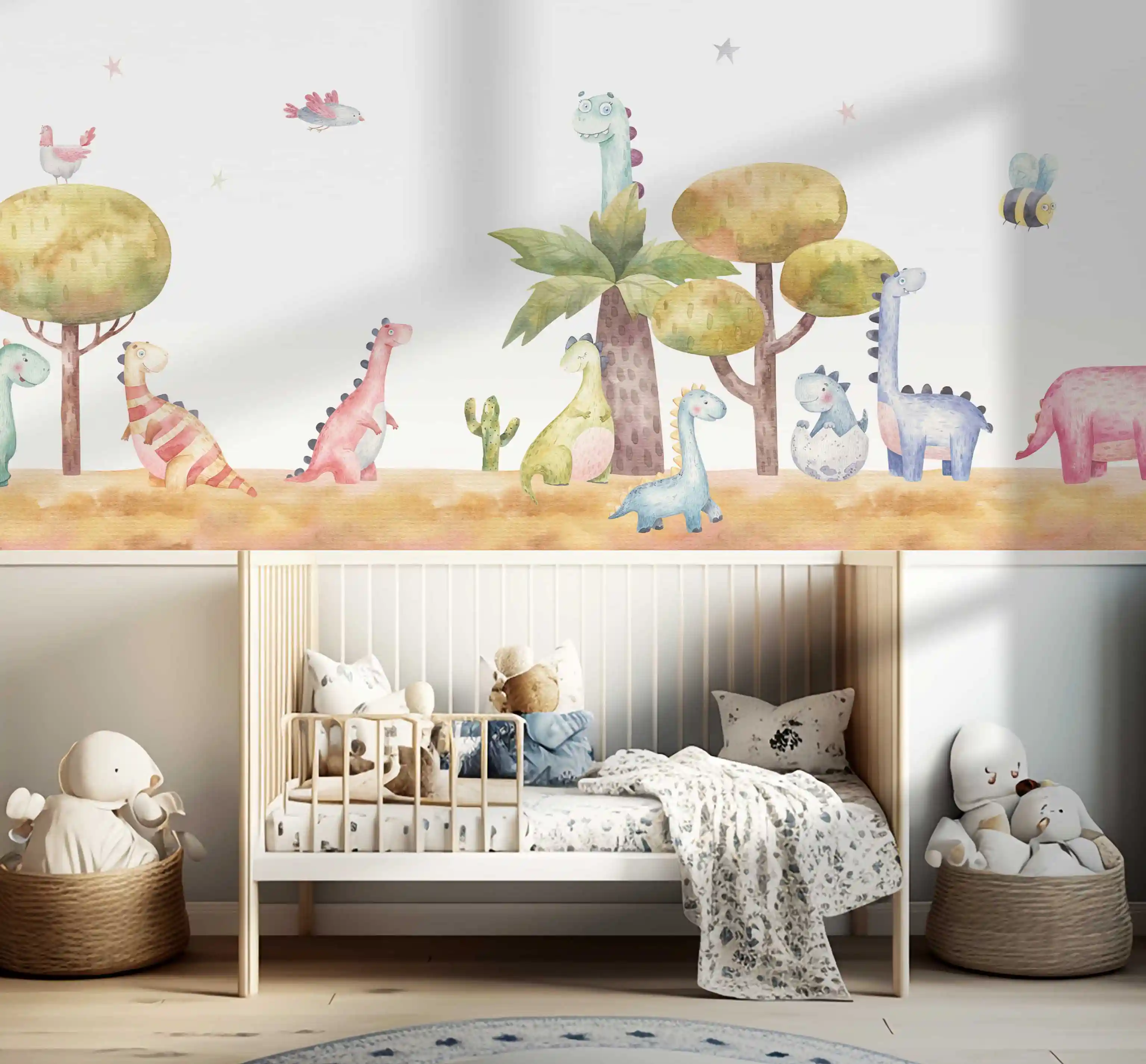 Dinosaurierwelt Tapete mit pastellfarbenen Dinos und Bäumen hinter weißem Gitterbett und Kuscheltierkörben