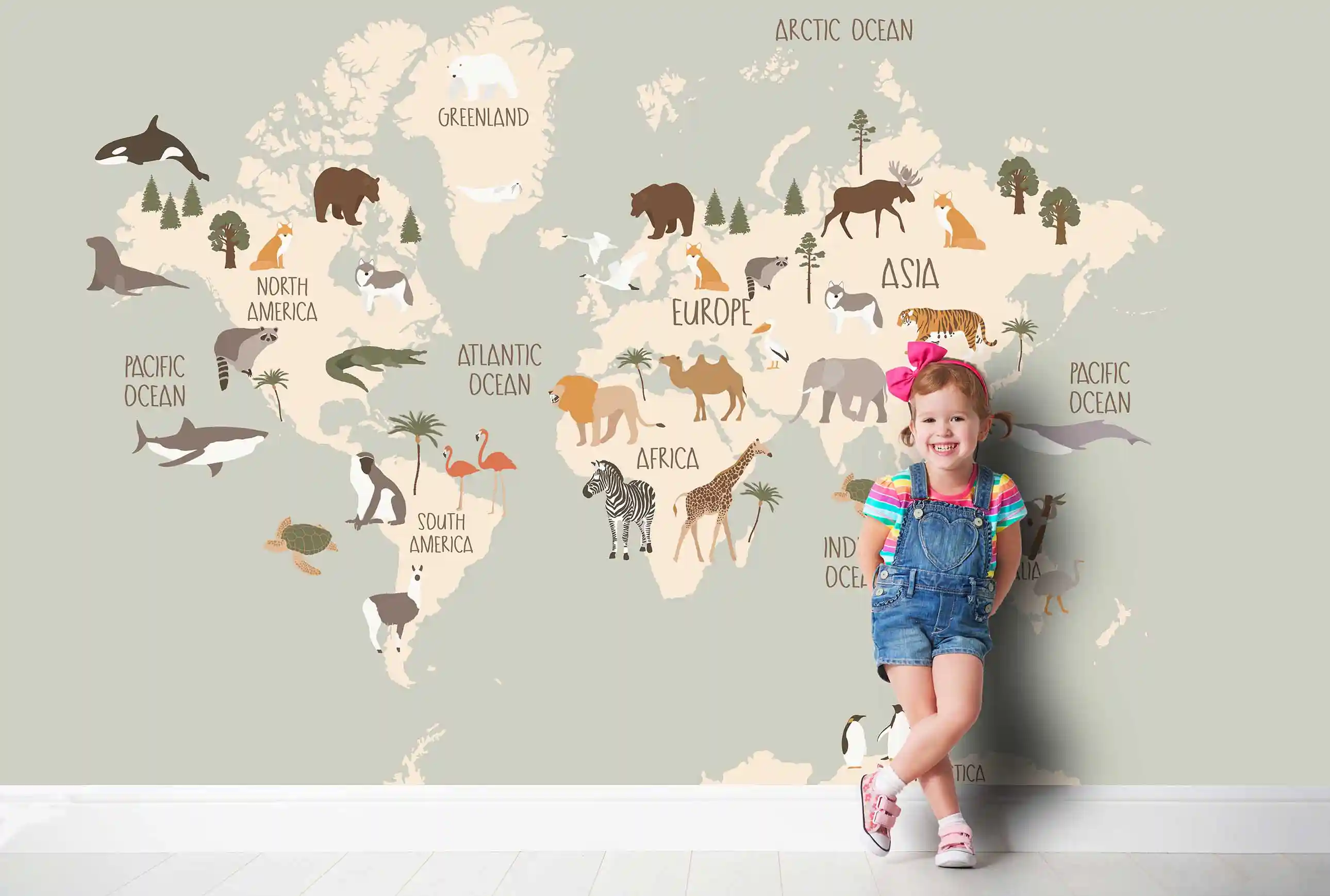 Tier Weltkarte Tapete im Boho-Stil mit Giraffe, Zebra und Flamingos, Mädchen mit rosa Schleife lehnt an der Wand