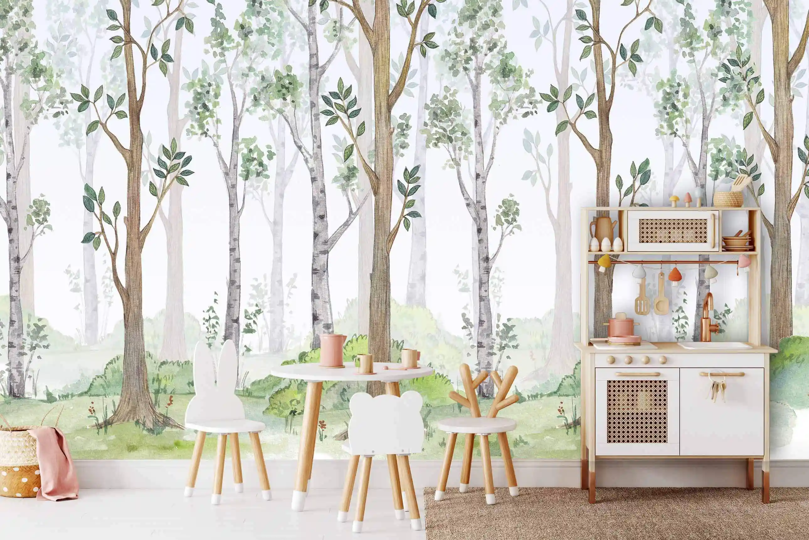 Wald Fototapete mit Birken und Laubbäumen im Spielzimmer mit weißer Holzspielküche und Hasenstühlen